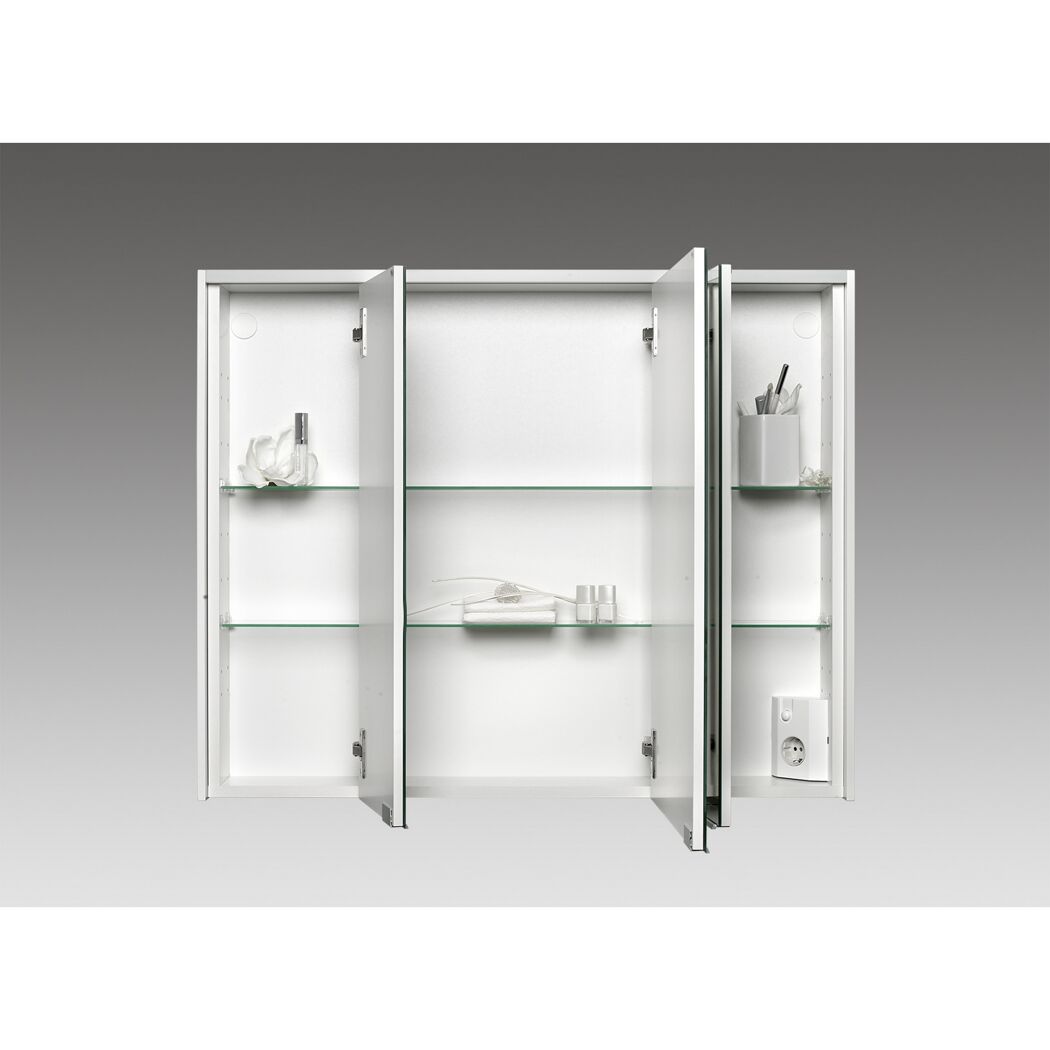 Weißer Spiegelschrank mit geöffneten Türen und Glasablagen.