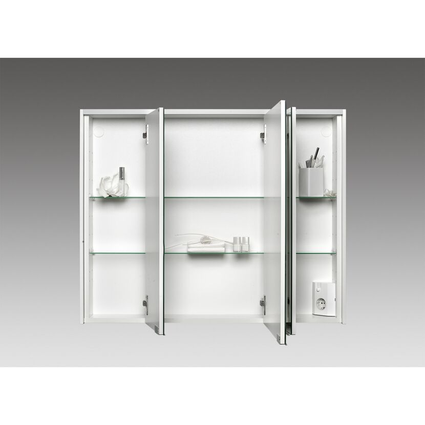 Weißer Spiegelschrank mit geöffneten Türen und Glasablagen.