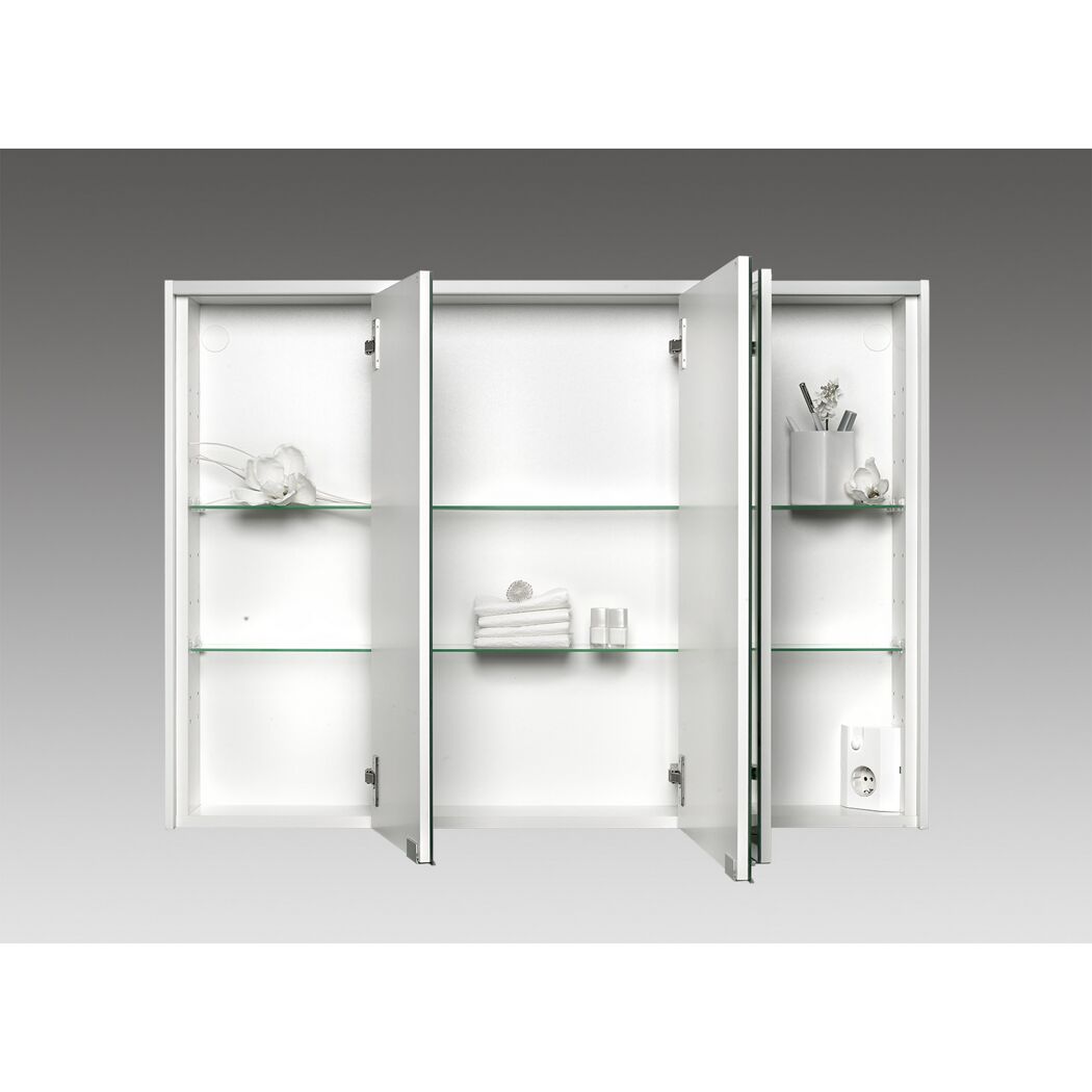 Weißer Spiegelschrank mit geöffneten Türen und Glasablagen.