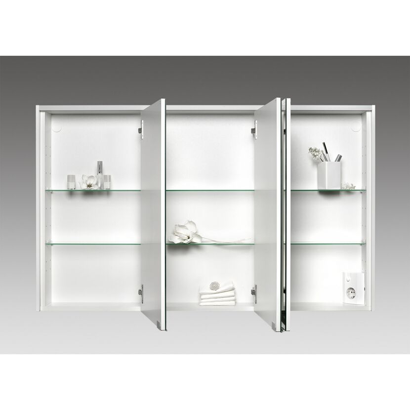 Weißer Spiegelschrank mit geöffneten Türen und Glasregalen.