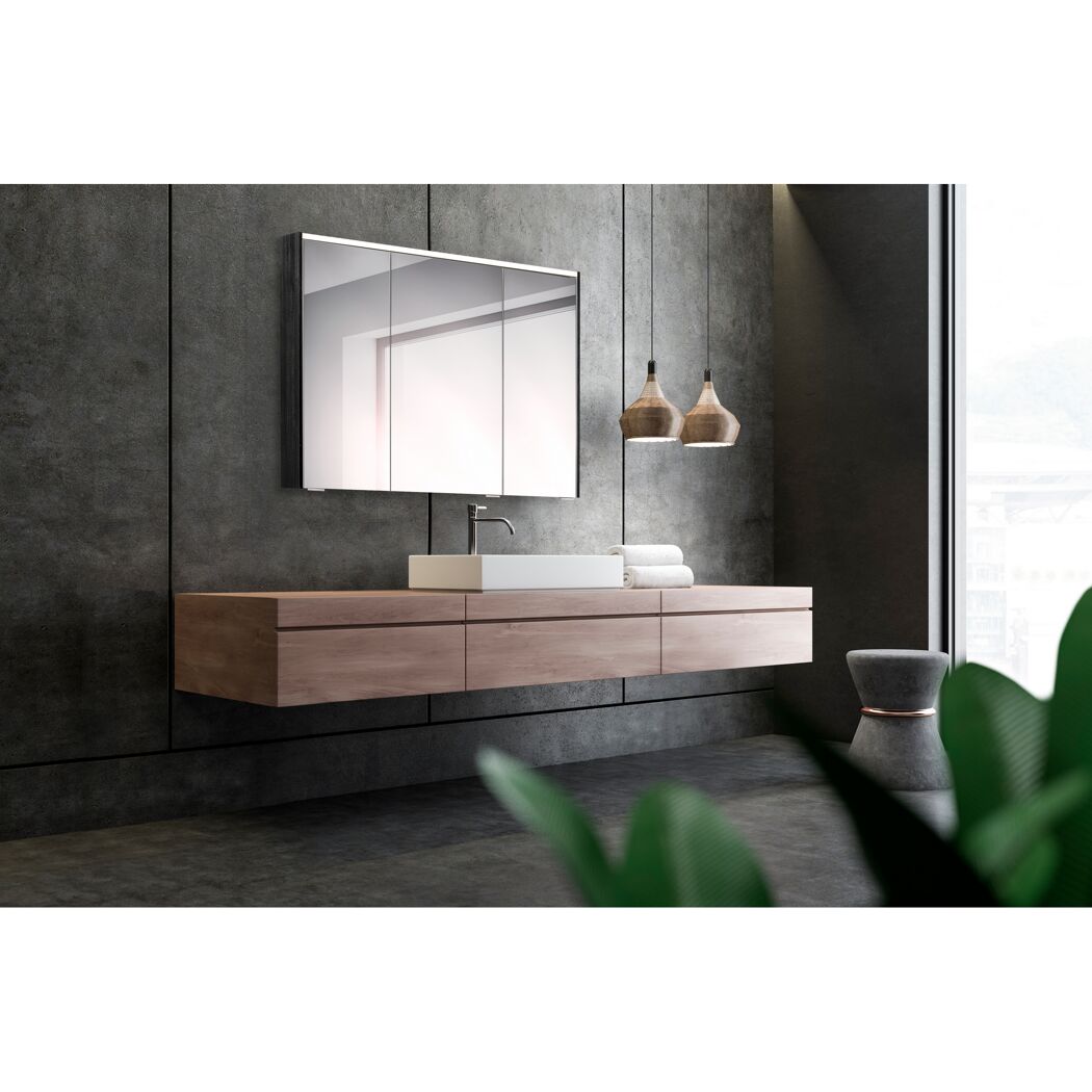 Modernes Badezimmer mit Holzwaschtisch und Spiegelschrank