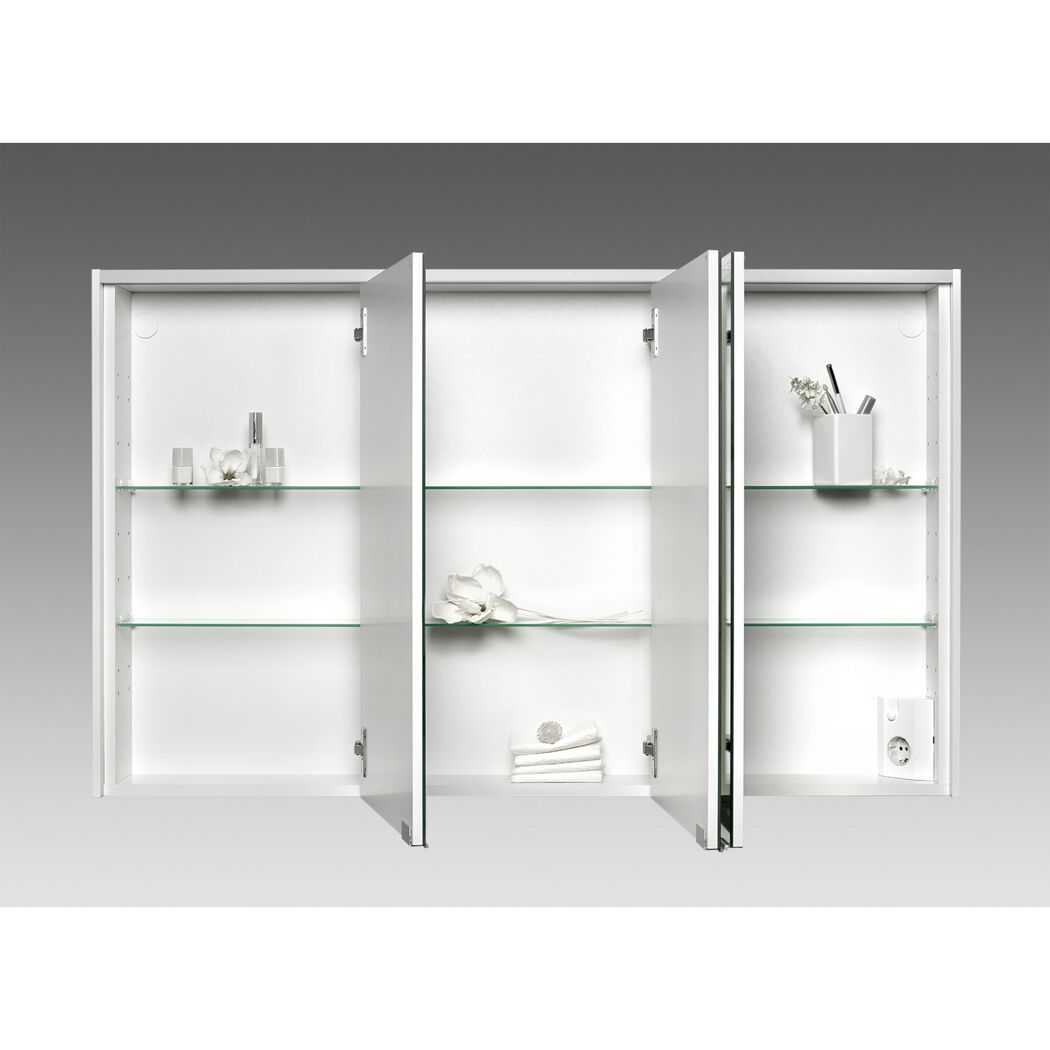 Weißer Spiegelschrank mit geöffneten Türen und Glasablagen.