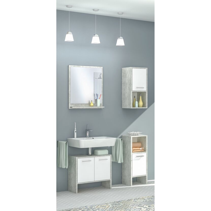 Badezimmer mit Waschbeckenunterschrank und Hängeschrank