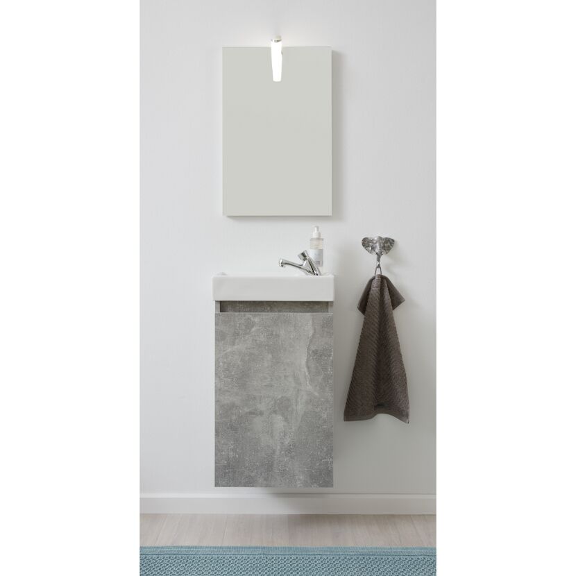 Badmöbel mit Waschbecken, Spiegel und Handtuch