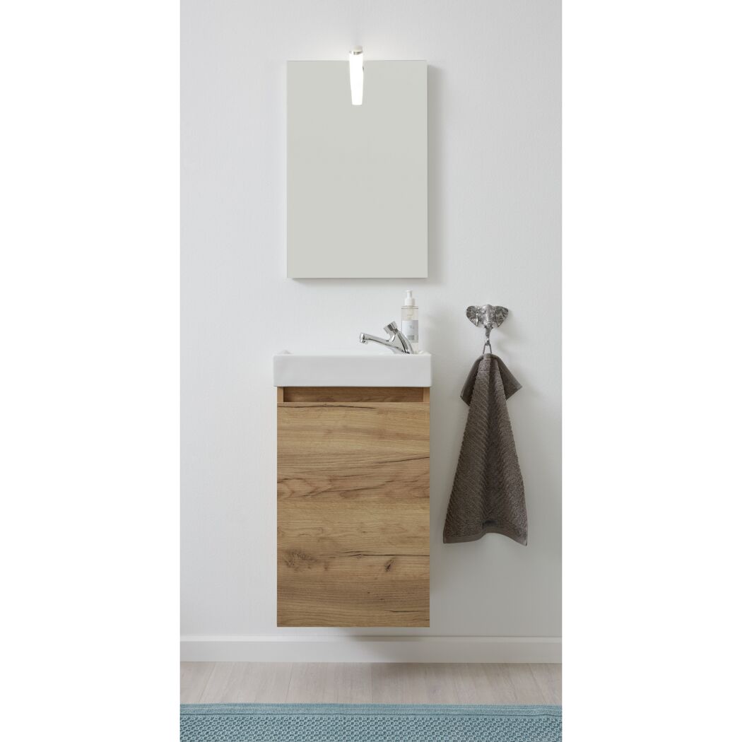 Waschbeckenunterschrank mit Spiegel und Handtuch