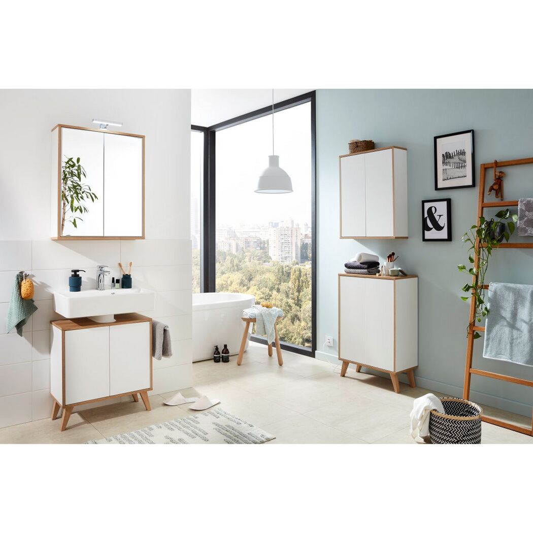 Modernes Badezimmer mit weißen Möbeln und Holzakzenten.