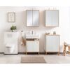 Modernes Badezimmer mit weißen Badmöbeln und beiger Badmatte