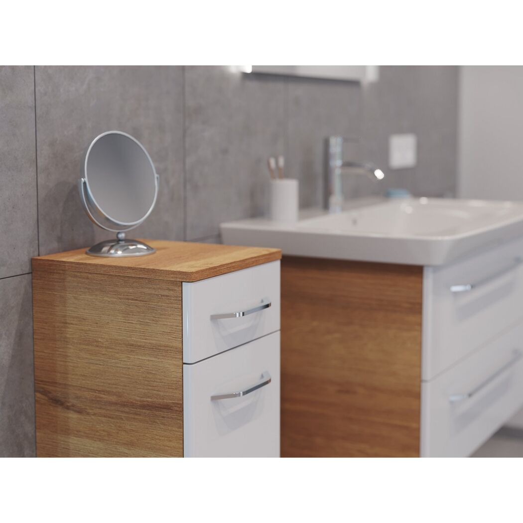 Weißer Hochschrank mit Holzablage und Kosmetikspiegel im Badezimmer