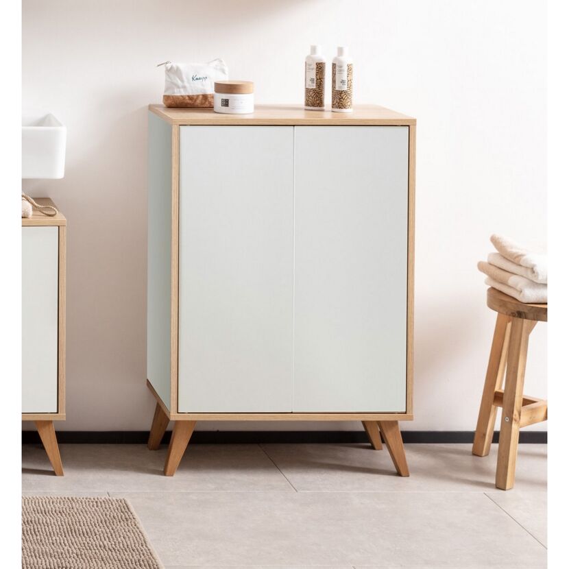 Weißer Badschrank mit Holzoberfläche und -füßen.