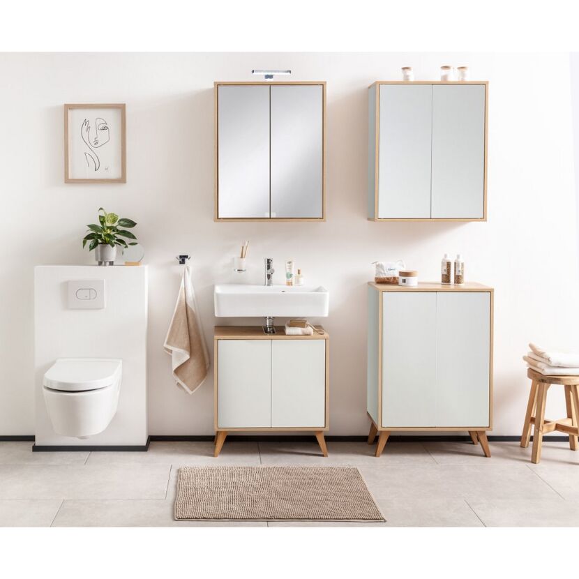 Modernes Badezimmer mit weißen und Esche-farbenen Badmöbeln