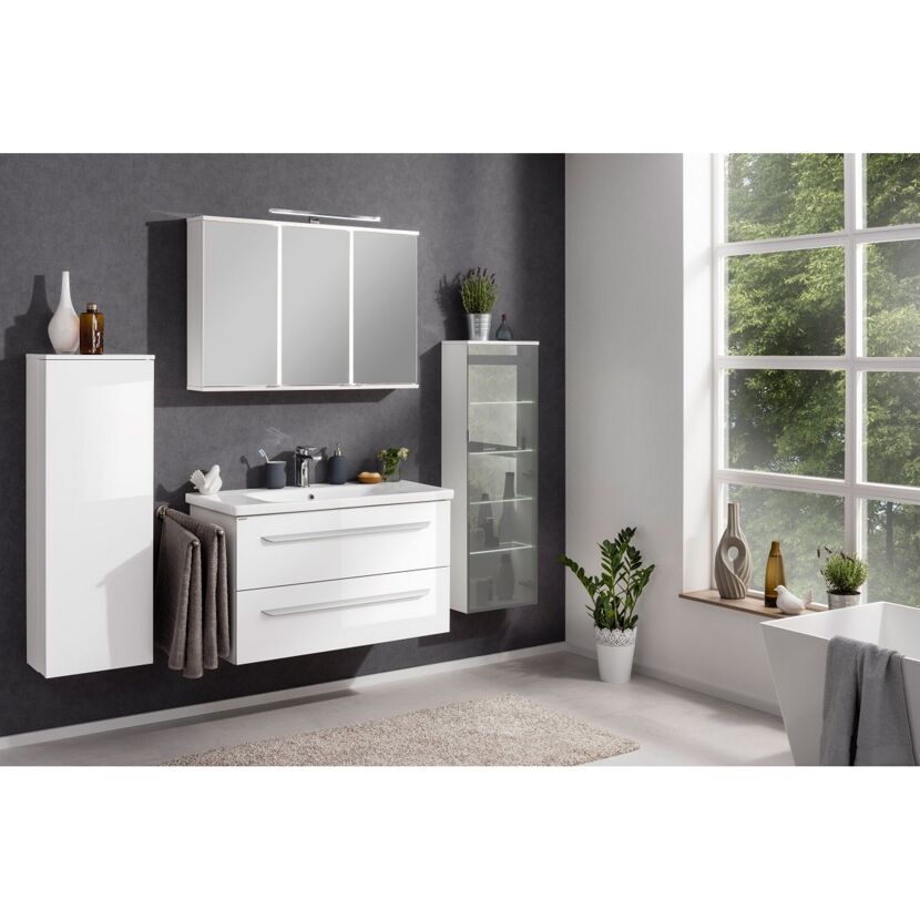 Modernes Badezimmer mit weißen Möbeln