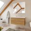 Waschbecken mit Unterschrank und Spiegel in Badezimmer