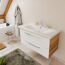 Waschbecken mit Unterschrank und Handtuch