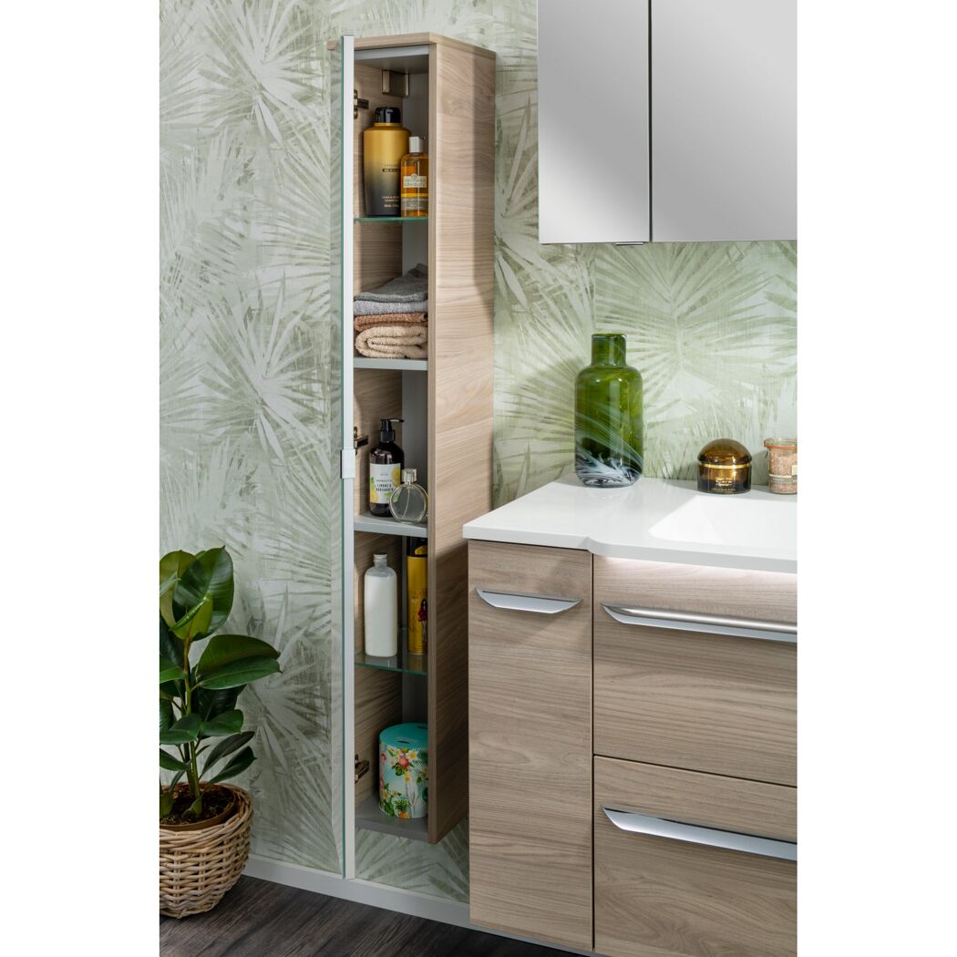 Hochschrank geöffnet, Handtücher und Badutensilien