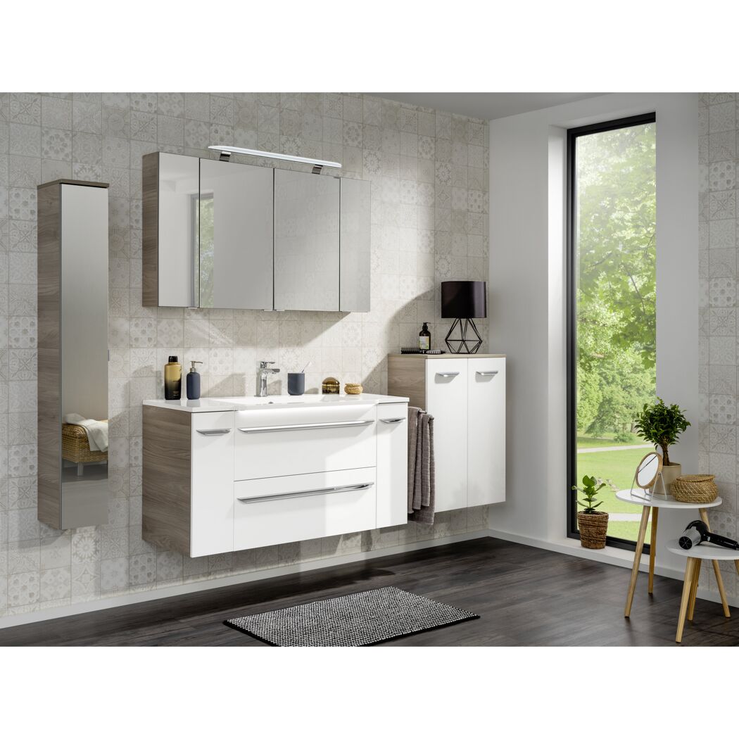 Modernes Badezimmer mit weißem Waschbeckenunterschrank und Spiegelschrank.