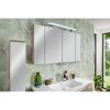 Badezimmer mit Spiegelschrank und Waschbecken