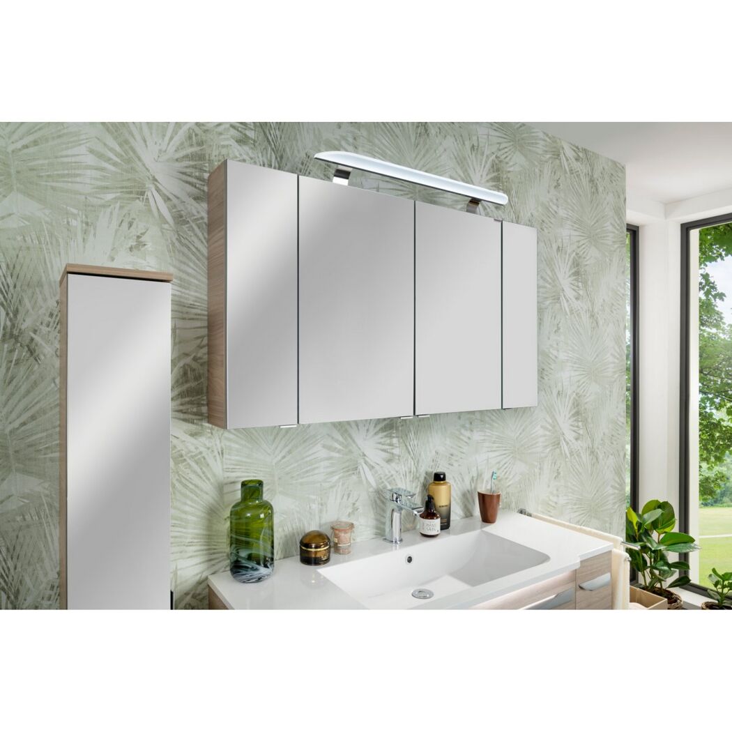 Badezimmer mit Spiegelschrank und Waschbecken