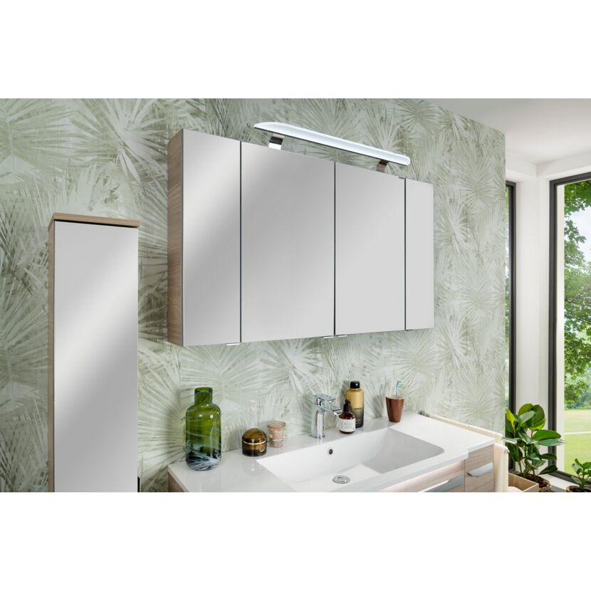 Badezimmer mit Spiegelschrank und Waschbecken