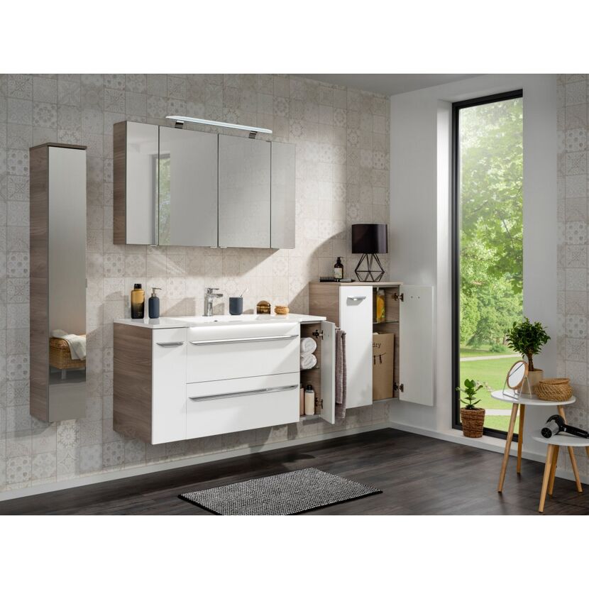 Badezimmer mit weißen und braunen Badmöbeln