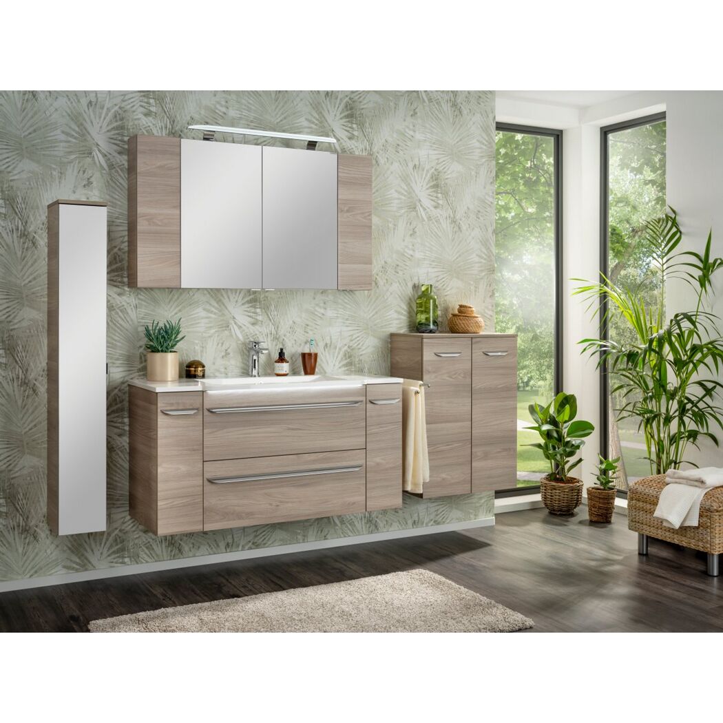 Modernes Badezimmer mit Spiegelschrank und Waschbeckenunterschrank