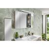 Badezimmer mit Spiegelschrank und Waschbecken
