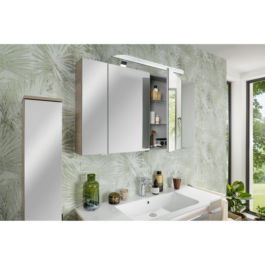 Badezimmer mit Spiegelschrank und Waschbecken