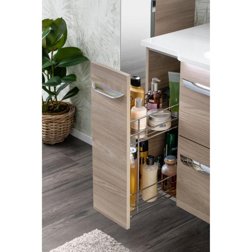 Ausziehbares Regal im Waschbeckenunterschrank mit Pflegeprodukten