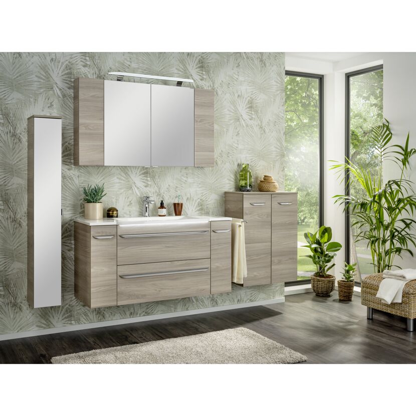 Modernes Badezimmer mit Waschbecken, Spiegelschrank und Hochschränken.