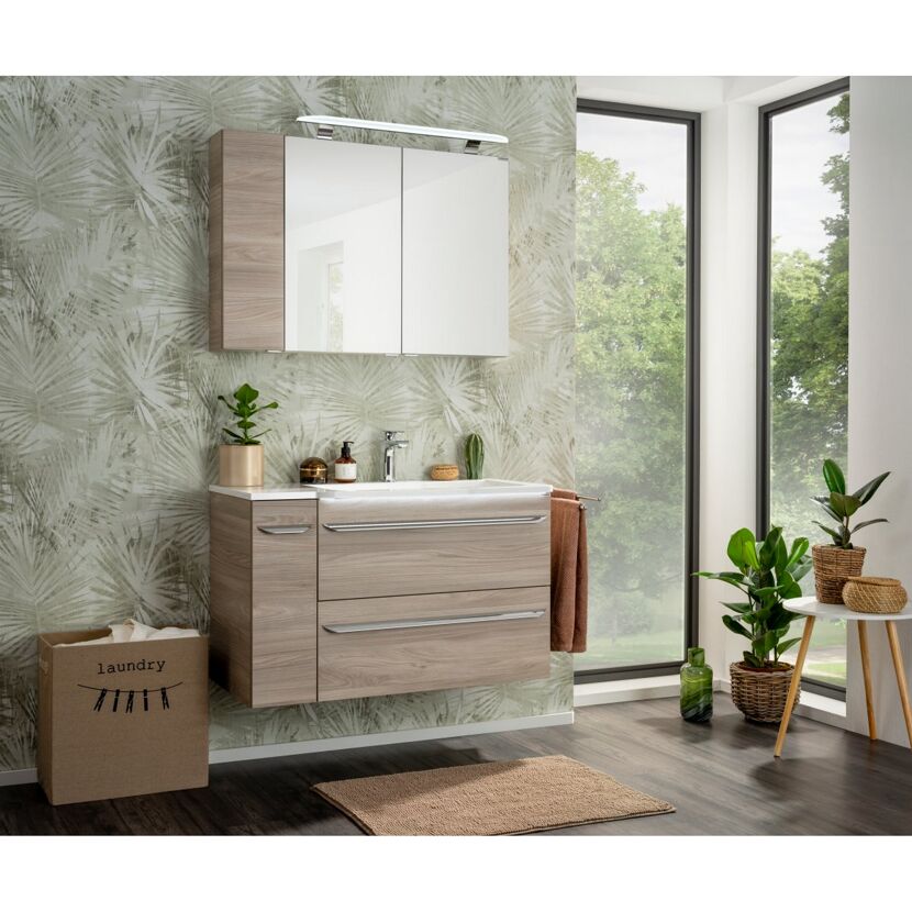 Badezimmer mit Hängeschrank und Waschbeckenunterschrank in Eicheoptik.