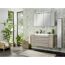 Modernes Badezimmer mit Waschbecken und Spiegelschrank
