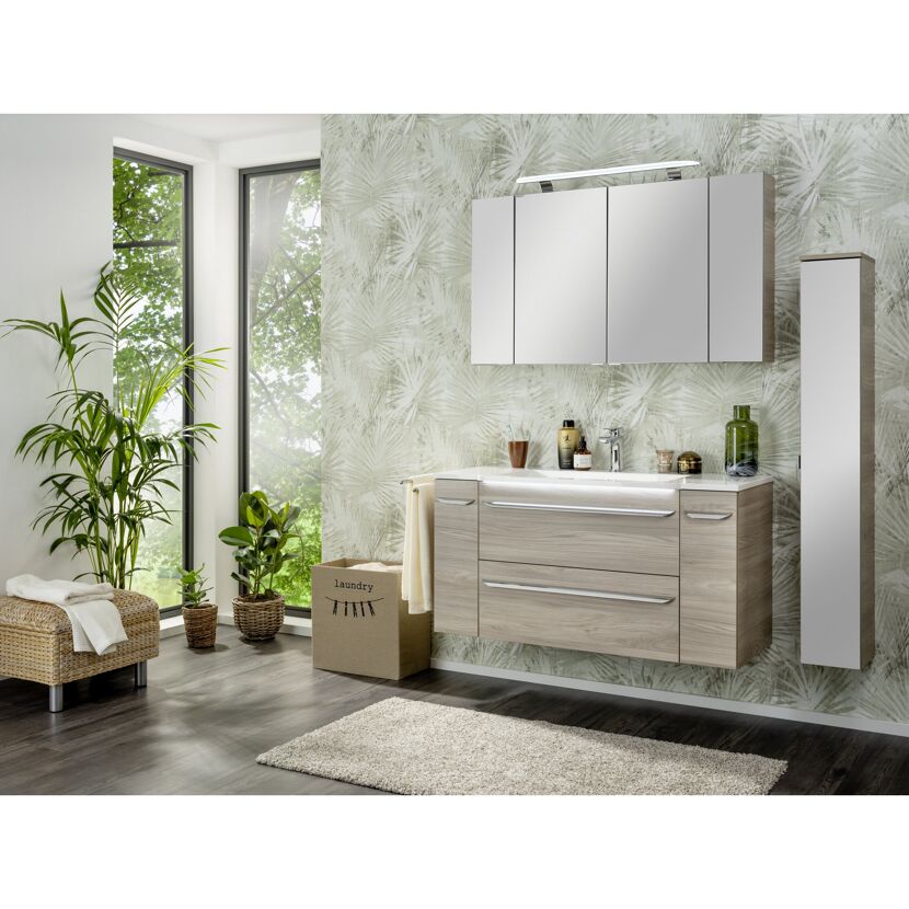Modernes Badezimmer mit Waschbecken und Spiegelschrank