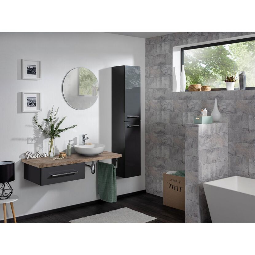 Badezimmer mit grauen Fliesen, grauen und braunen Badmöbeln, Handtuch und Spiegel
