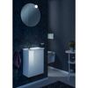 Badezimmer mit rundem Spiegel, Waschbeckenunterschrank und WC