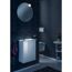 Badezimmer mit rundem Spiegel, Waschbeckenunterschrank und WC