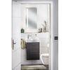 Kleines Badezimmer mit Hängeschrank und Spiegel