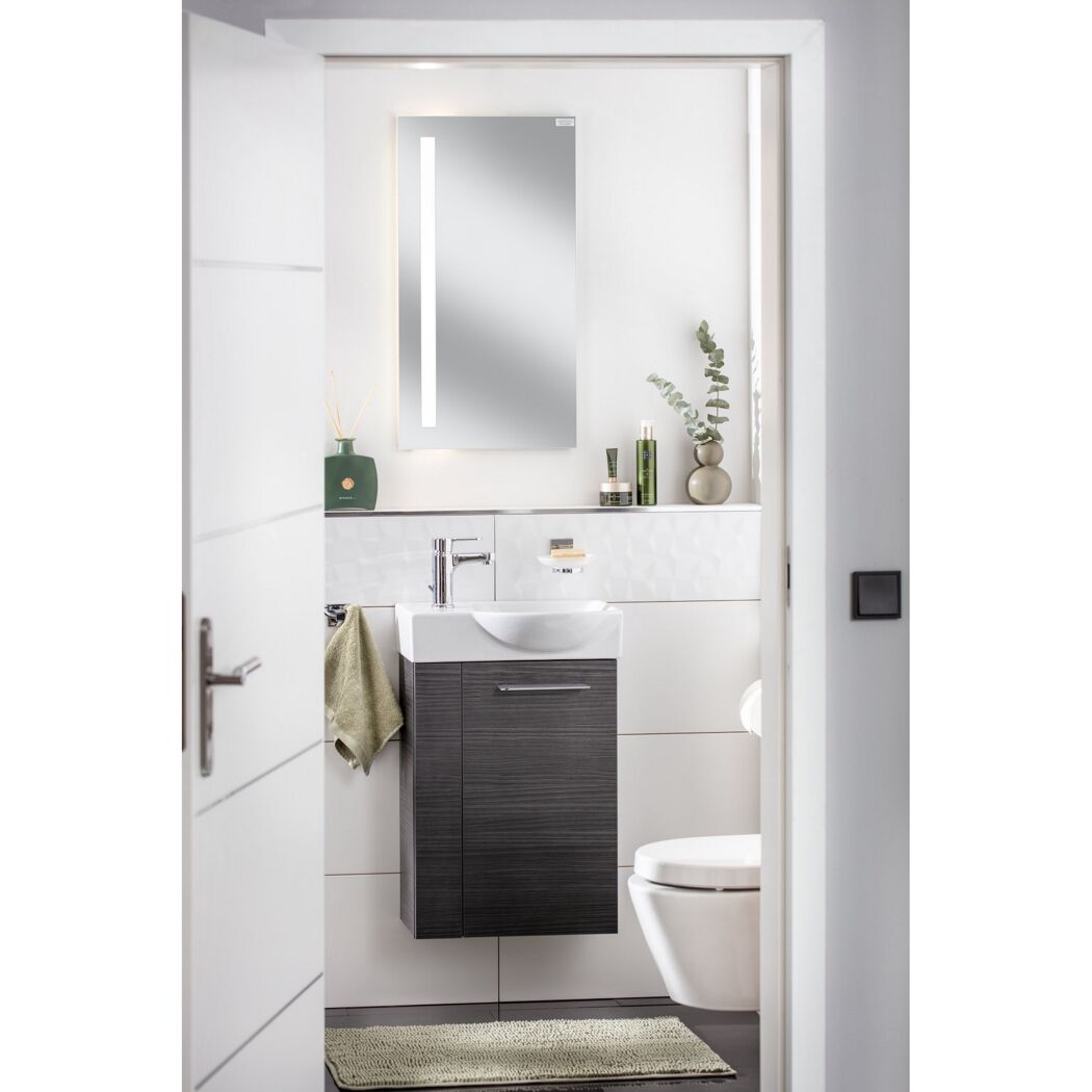 Kleines Badezimmer mit Hängeschrank und Spiegel