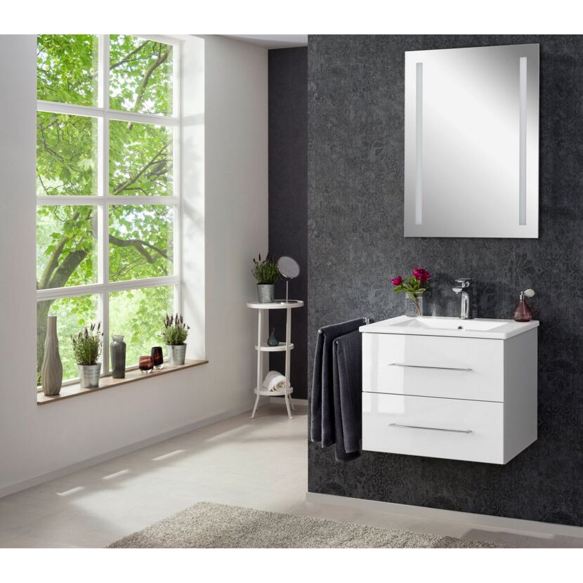 Weißes Badmöbel-Set mit Spiegel und Handtuch