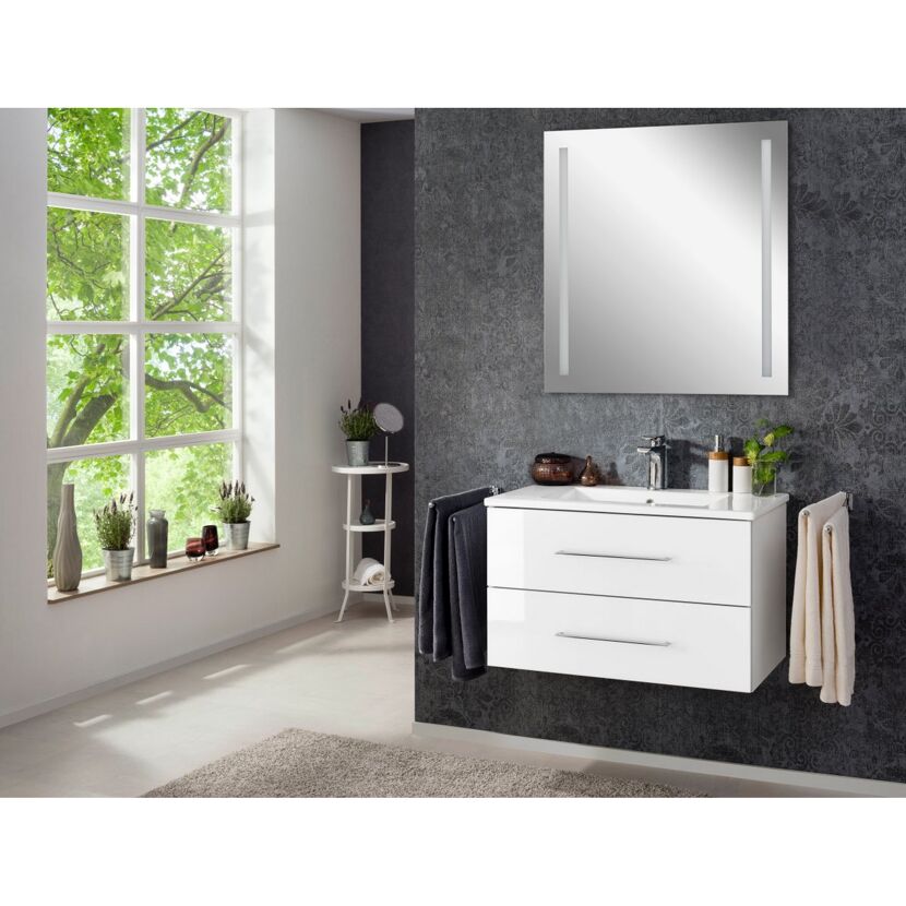 Modernes Badezimmer mit weißem Waschbecken und Spiegel.