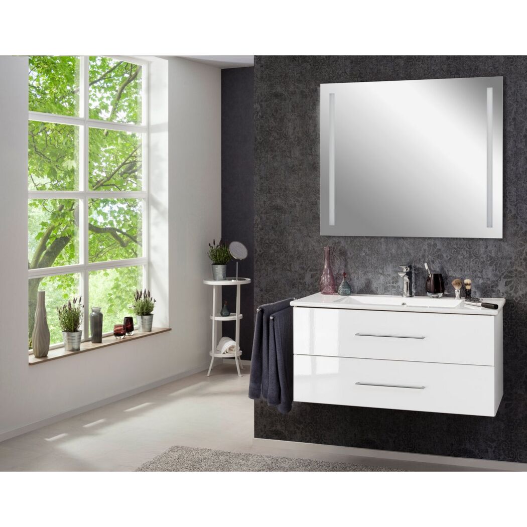 Modernes Badezimmer mit weißem Waschbecken und Spiegel.