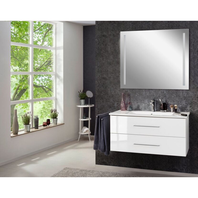 Modernes Badezimmer mit weißem Waschbecken und Spiegel.