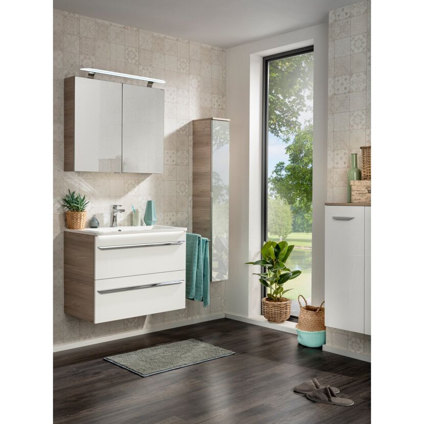 Badezimmer mit Waschbeckenunterschrank und Spiegelschrank