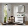 Modernes Badezimmer mit weißem Waschbecken und Spiegelschrank.