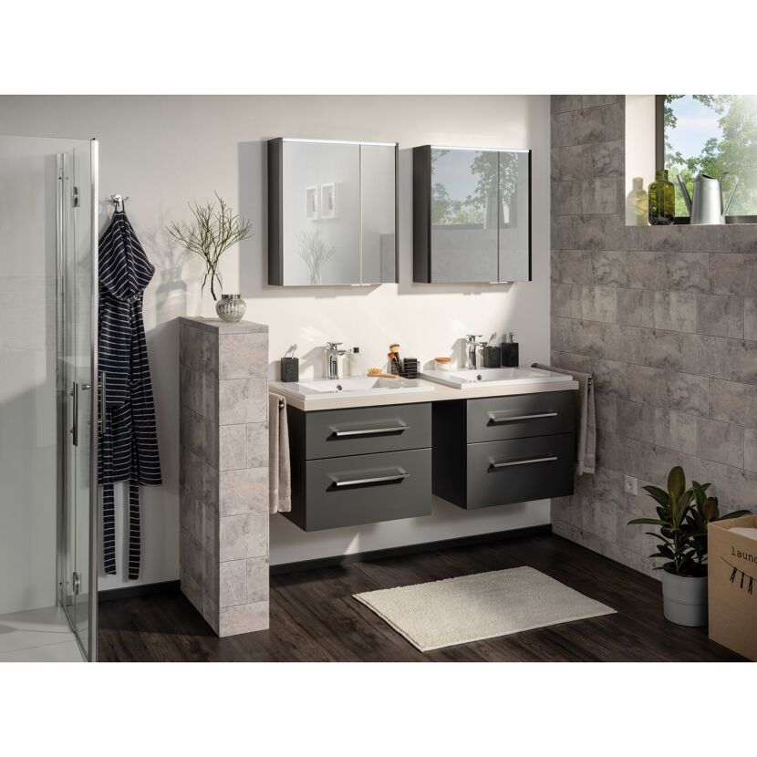 Modernes Badezimmer mit Doppelwaschbecken und Spiegelschrank