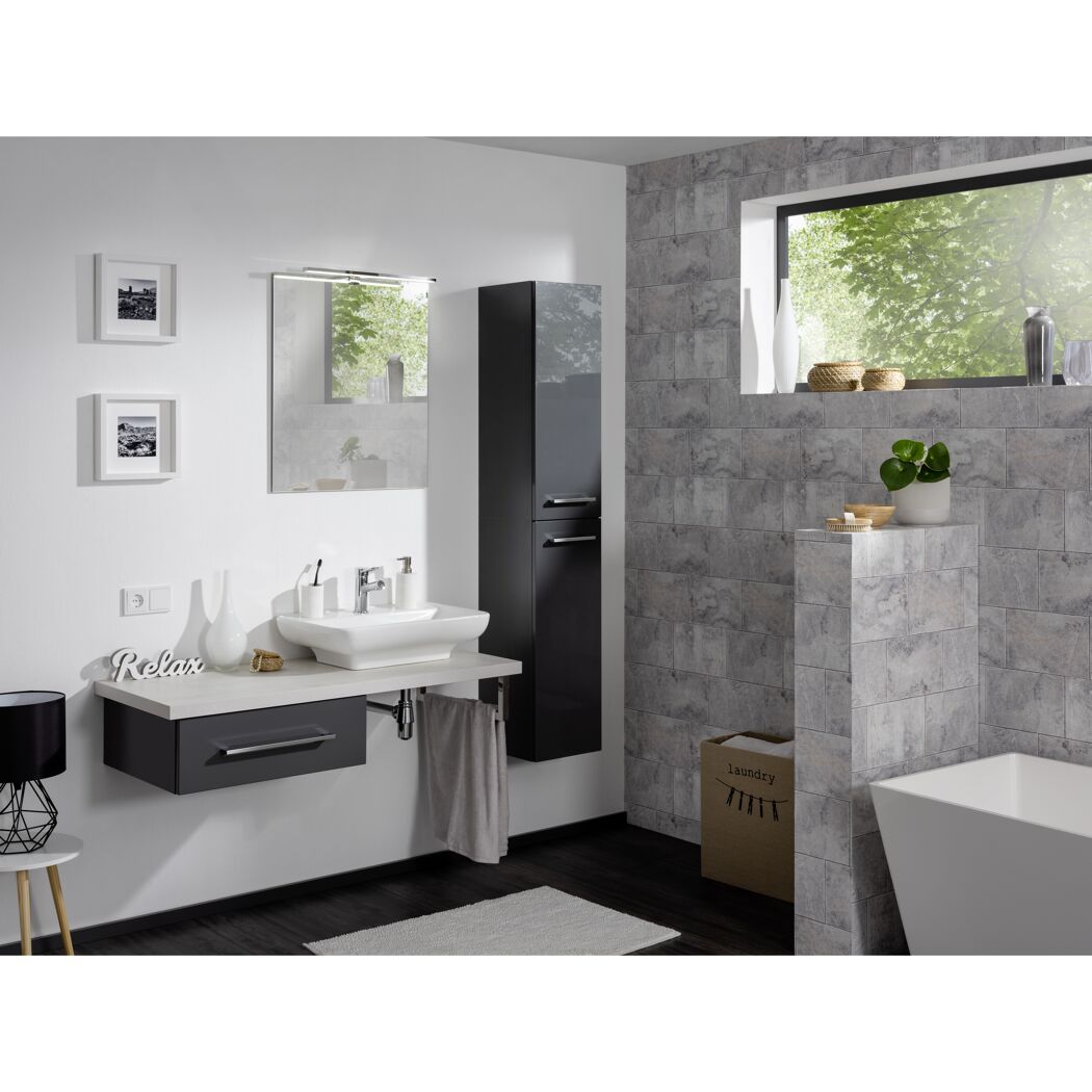 Modernes Badezimmer mit grauen Fliesen und schwarzen Badmöbeln