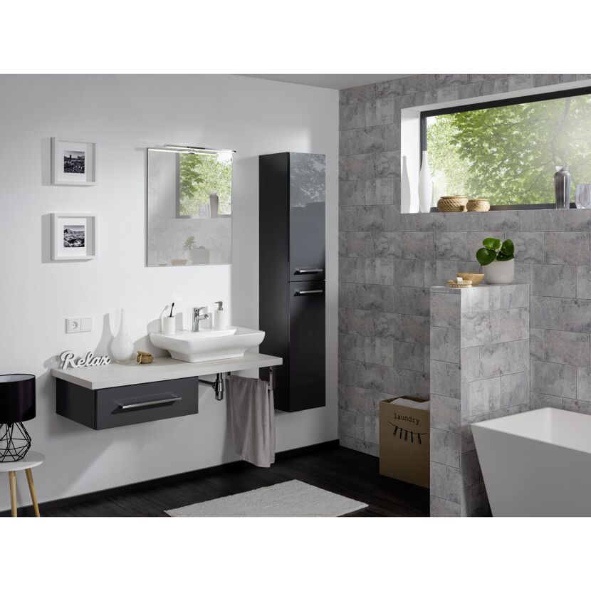 Modernes Badezimmer mit grauen Fliesen und schwarzen Badmöbeln