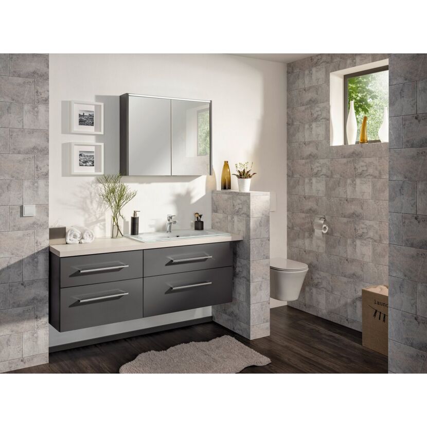 Modernes Badezimmer mit grauen Fliesen und anthrazitfarbenem Waschbeckenunterschrank.