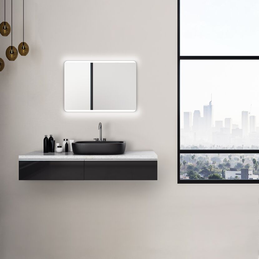 Badezimmer mit Spiegel, Waschbecken und Blick auf Stadt