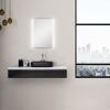 Badezimmer mit Waschbecken, Spiegel und Blick auf die Stadt