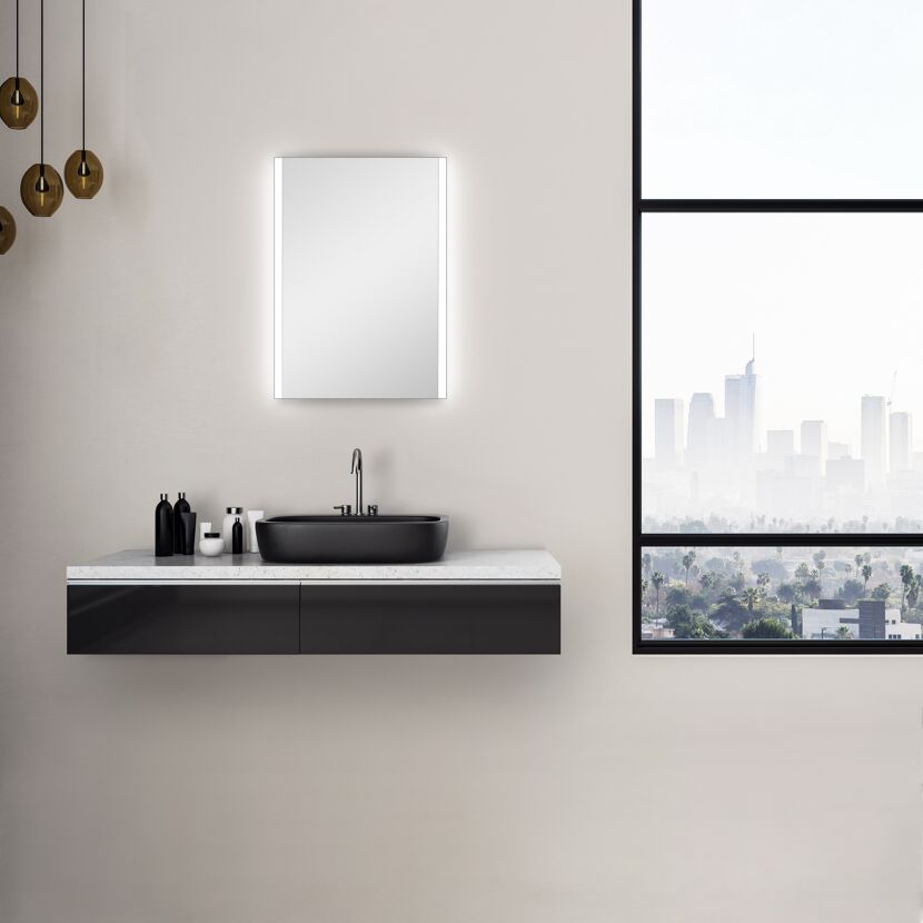 Badezimmer mit Waschbecken, Spiegel und Blick auf die Stadt