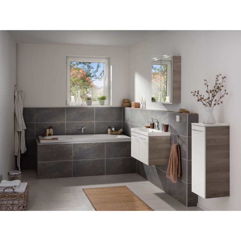 Modernes Badezimmer mit grauen Fliesen und weißen Schränken